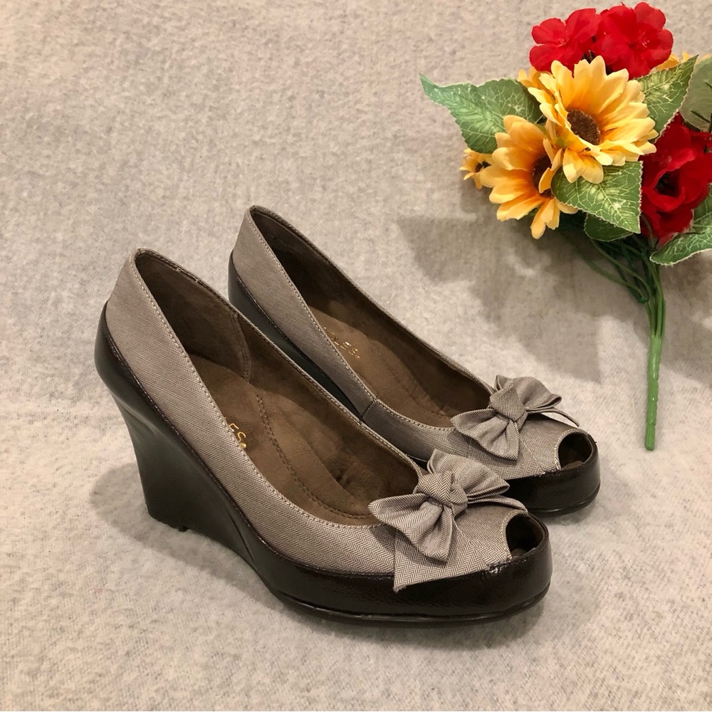 NWT - Aerosoles Dark Brown Herringbone Pumps with Wedge Patent Heels